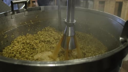 Mosto cozido em peneira durante o processo de fabricação de cerveja