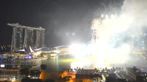 Lindos fogos de artifício coloridos na cidade de Singapura