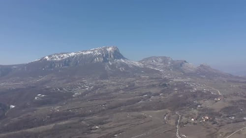 Mountain Stol dans le cadre des montagnes des Carpates en Serbie (vidéo aérienne 4K)