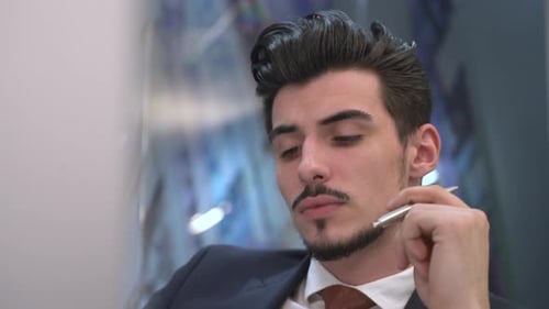 Gros plan d'un homme d'affaires qui pense