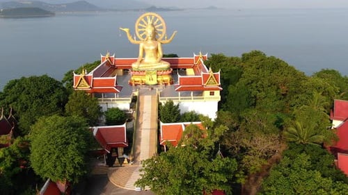 Monument emblématique de la Thaïlande. Vue aérienne du grand temple doré de Bouddha