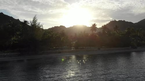 Wunderschöner Blick von oben auf den Sonnenuntergang rund um das Meer