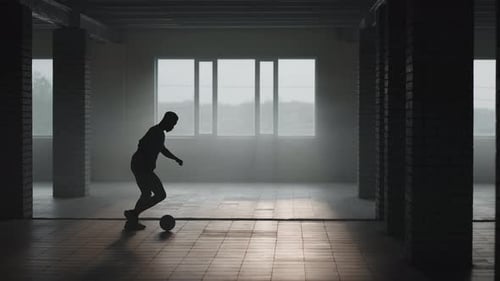 Chico afroamericano entrena en fútbol estilo libre y su habilidad para un juego profesional en un