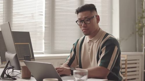 Retrato de especialista en TI asiático en el lugar de trabajo