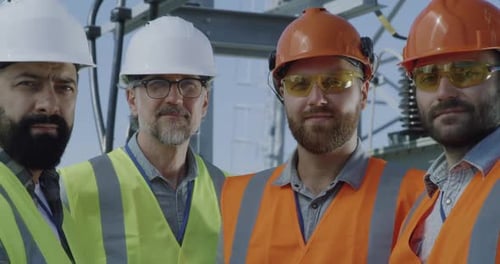 Ingenieros varones en una central eléctrica
