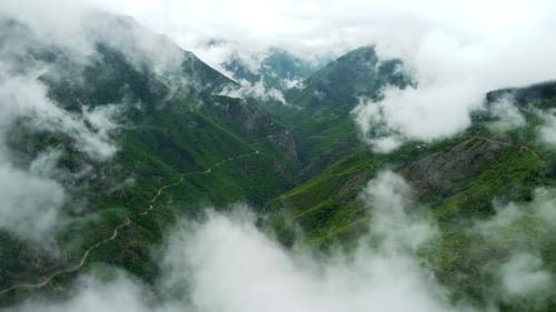 Nature Nuages Sur Montagne Forêt Verte Belle Vue Aérienne De Dessus Paysage