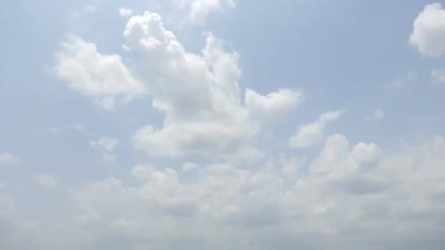 Zeitraffer einer weißen Wolke, die sich um den Himmelshintergrund bewegt