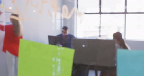 Femme d'affaires travaillant dans un bureau moderne