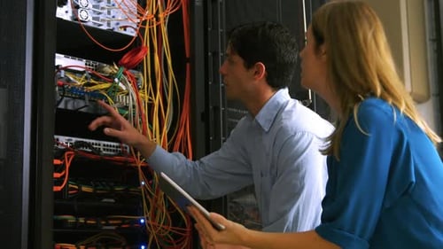 Techniker schaut sich das offene Serverfach an
