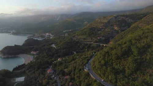 Luftaufnahme der Adriaküste Montenegros bei Sonnenuntergang