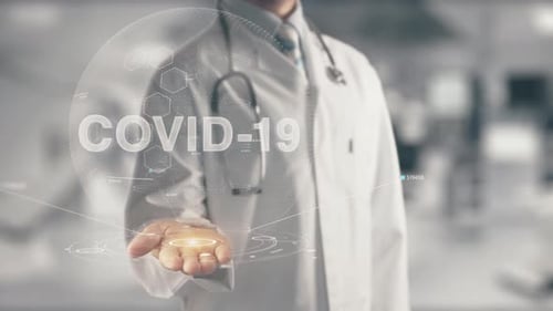 Arzt hält Covid-19 in der Hand
