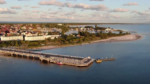 Survol de la jetée de Jastarnia sur la péninsule de Hel sur la mer Baltique en Pologne