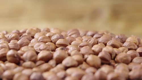 Makroaufnahme der rotierenden geschälten Haselnüsse
