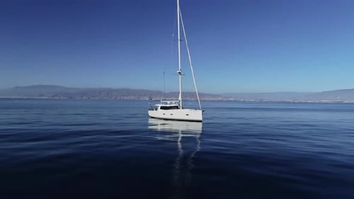 Segelboot schwimmt auf ruhiger See