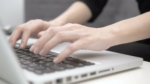 Frau arbeitet am Laptop