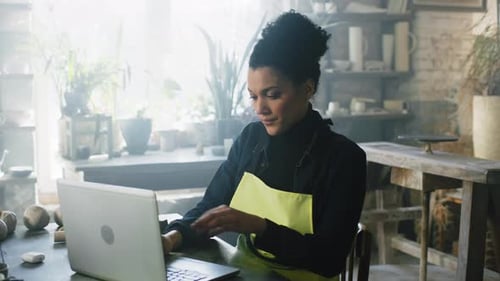 Woman Potter abre laptop para criar novos itens