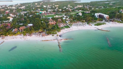 Drone s'envole de la côte pour révéler l'île de Holbox et la magnifique mer turquoise. Peo