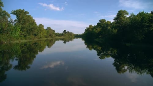 Schwimmen auf einem Boot im offenen Wasser