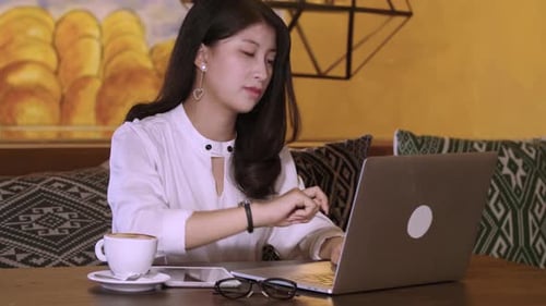Young Businesswoman Looking Her Watch And Stop Working