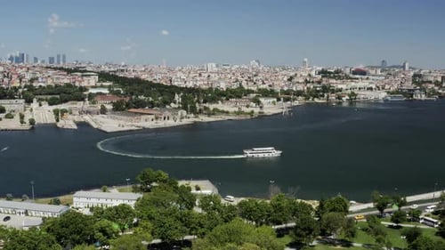 Vue aérienne de la ville et du bateau