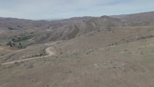 Volando sobre un paisaje árido