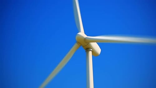 Zoomen Sie aus einer sich drehenden, Strom erzeugenden Windturbine heraus.
HD