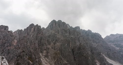 Timelapse de nuages se déplaçant au-dessus d'une chaîne de montagnes rocheuses dans les Dolomites italiennes