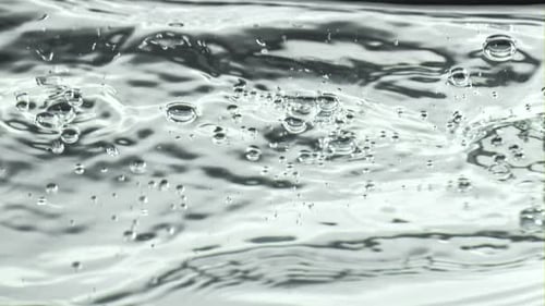 Luftblasen steigen an die Wasseroberfläche