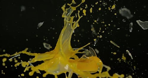 Glas Orange explodiert vor schwarzem Hintergrund, Zeitlupe 4K