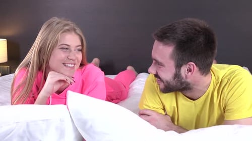 Junges Liebespaar im Bett, Romantische Szene im Schlafzimmer