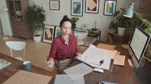 Erfolgreiche Architektin arbeitet mit Skizzen im Büro