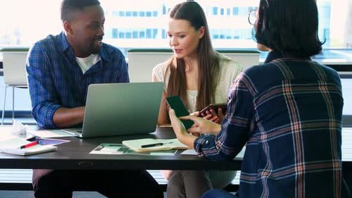 Geschäftskollegen arbeiten zusammen 4k