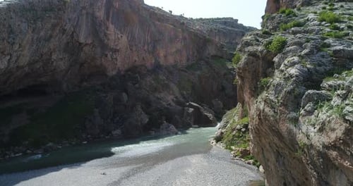 Vue aérienne de la rivière Canyon et des falaises 2