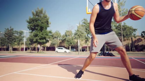 Joueur de basket-ball professionnel dribble le ballon sur le terrain de basket