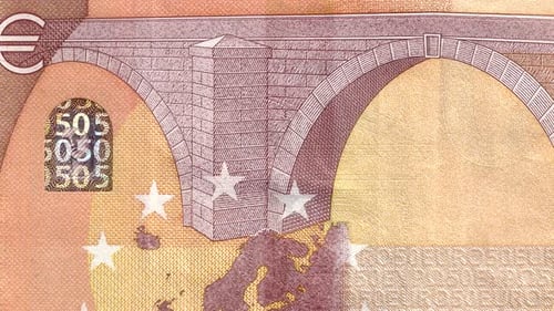 Fünfzig Euro Bargeld-Makroansicht. 50 Euro Nahaufnahme Bewegungshintergrund