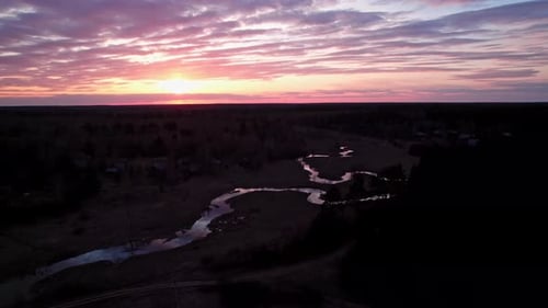 Wunderschöner Himmel bei Sonnenuntergang in der Spiegelung eines gewundenen Flusses