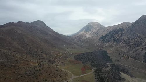Les massifs montagneux épiques des villes turques filmés sur un Drone