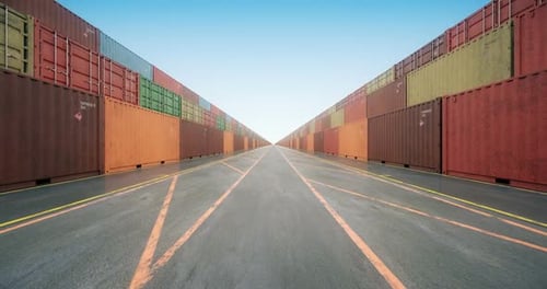 Endlose Stapel von Frachtcontainern unter blauem Himmel