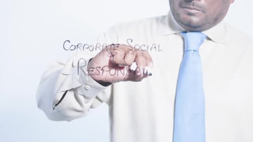Asiatischer Geschäftsmann schreibt Unternehmens- Social Responsibility