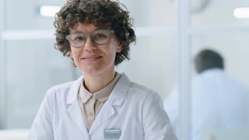 Retrato de doctora alegre en el trabajo