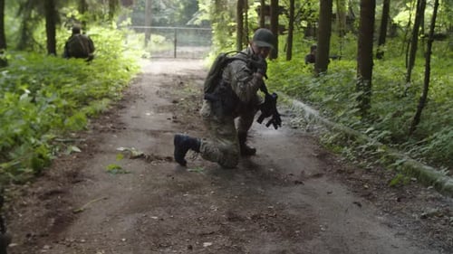 Soldat armé utilisant la communication radio pour appeler le transport d'évacuation