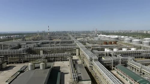 Refinería de petróleo en una enorme área industrial