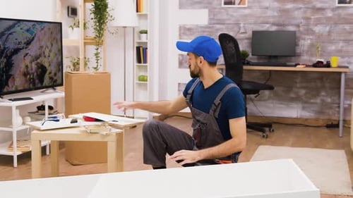 Travailleur professionnel de l'assemblage de meubles portant une casquette