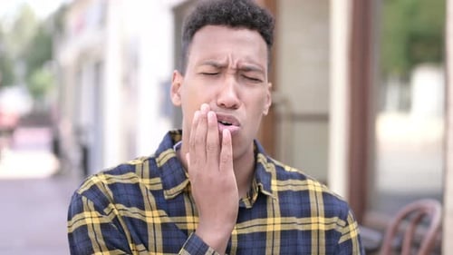Mal aux dents, jeune homme africain souffrant de douleurs dentaires