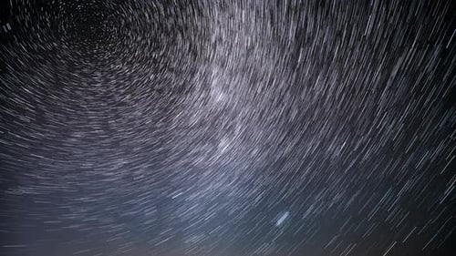Zeitraffer, Nacht, Sternenhimmel, Sterne und meteorische Trails