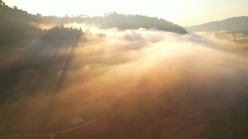 4K Fliege durch die Wolken über Berggipfeln