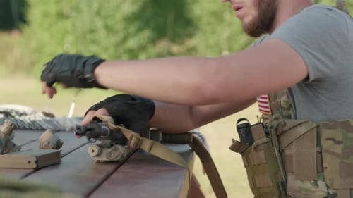 US-Soldat demontiert Gewehr