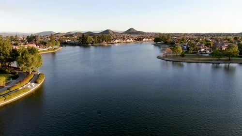 Vista aérea del lago Menifee y el vecindario, subdivisión residencial Vila durante la puesta de sol