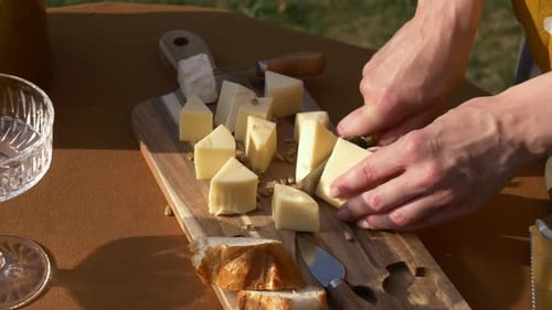 Femme en pull vert a coupé du pain pour des collations pour une fête en plein air