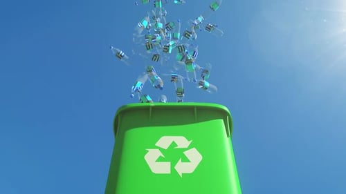 El contenedor de basura lleno se abre y las botellas de plástico se caen de la papelera